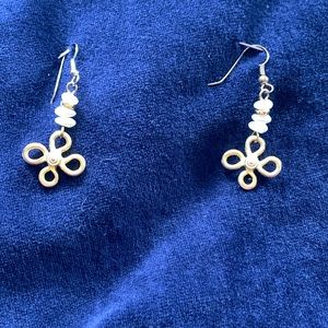 Drop earrings in gold tone with seed pearls